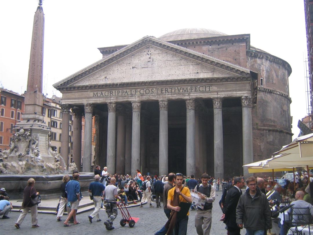 Pantheon mit Obeliskin Rom